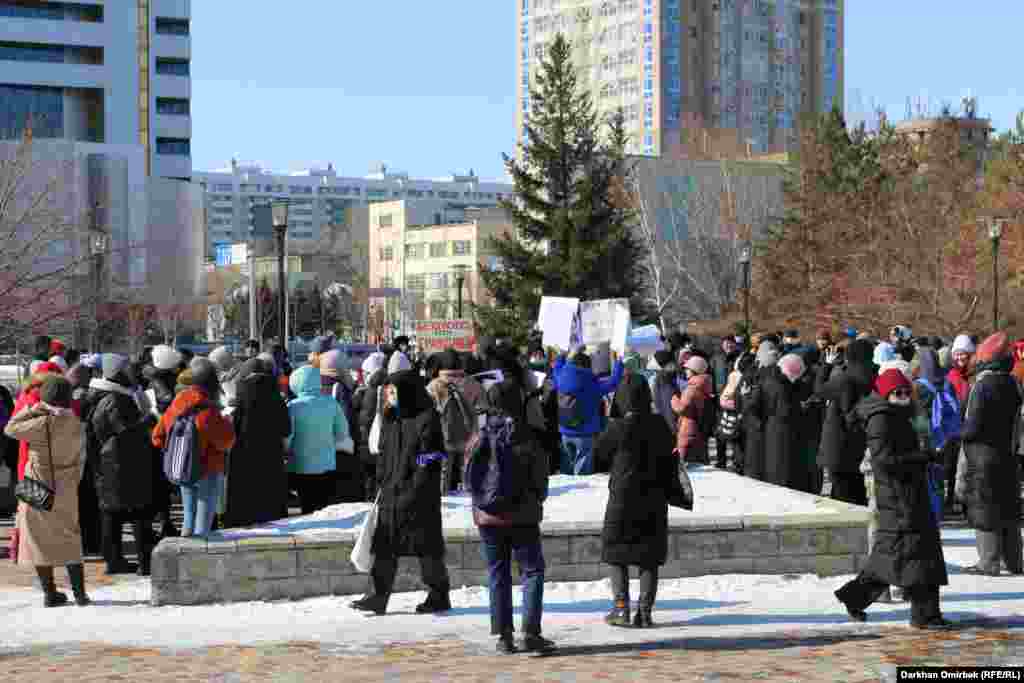 Митингіге жүздеген адам келді. Көбі &ndash; жас қыз. Күн ашық болды, бірақ аяз қысып тұрды. Ауа температурасы -10 градус шамасында.