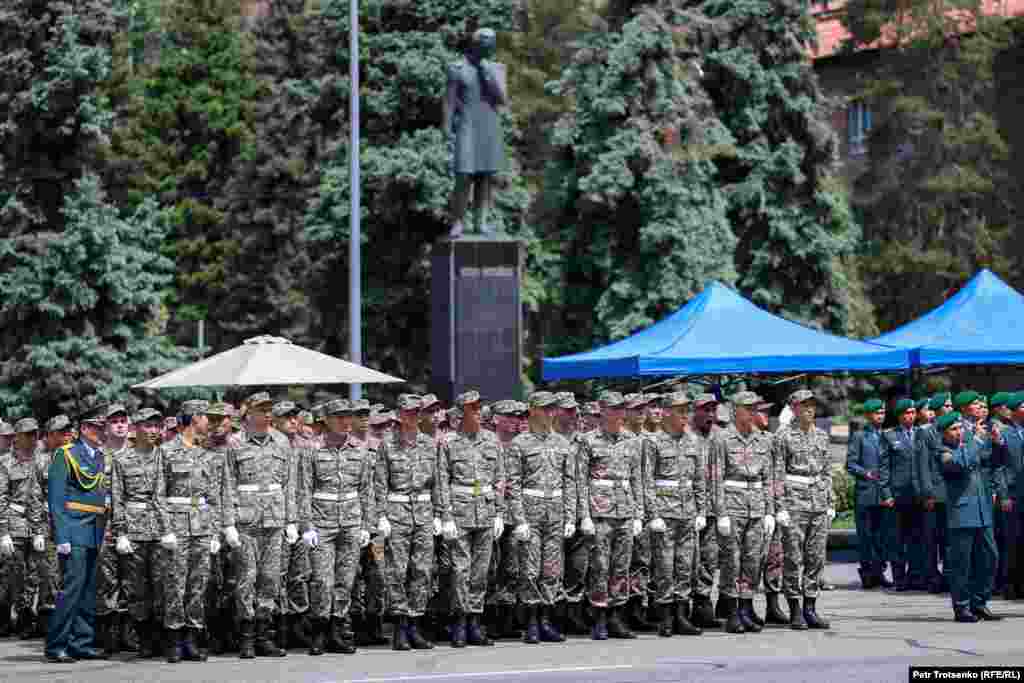 Алайда 7 мамырда белсенділер Шоқан Уәлиханов алаңына келгенде ол жерде Отан қорғаушылар күніне арналған концерт өтіп жатты. Қатты әуен ойнап, әртістер өнер көрсетті, ҰҚК Шекара қызметі академиясының үздік курсанттары марапатталды.&nbsp;