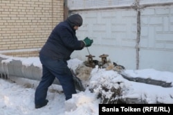 Жарылған құбырларды жамап жүрген жұмысшылар әбден тозып, шіріген желіні жамап-жасқағаннан пайда жоғын айтады. "Бұған уақытында қарамаған, дер кезінде жөндеп, ауыстырмаған бастықтар кінәлі" дейді олар.