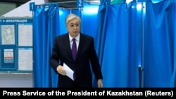 Қазақстан президенті әрі президенттікке кандидат Қасым-Жомарт Тоқаев кезектен тыс президент сайлауға дауыс беріп жатыр. Астана, 20 қараша 2022 жыл.