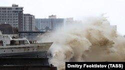 Сочи, набережная во время шторма, 27 ноября 2022 г. Иллюстративная фотография