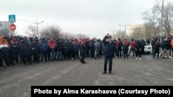 Қала әкімдігі алдына жиналып, газ бағасын түсіруді талап етіп тұрған адамдар. Жаңаөзен, 2 қаңтар 2022 ж. Азаттыққа белсенді Алма Қарашаева жолдаған фото.