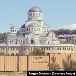 Продающийся участок перед храмом в районе Олимпийского парка