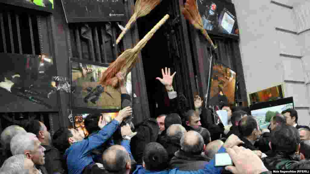 Tbilisi, 8 fevral 2013. Saakashvili əleyhidarları Milli kitabxanın girişini kəsirlər