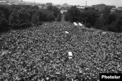 Ermənistan - Dağlıq Qarabağın Ermənistana birləşdirilməsi təklifinə dəstək mitinqi, Yerevan, 1988eds of thousand of Armenians demonstrating in Yerevan in support of the proposal for Nagorno-Karabakh to become part of the Armenian SSR, February 1988