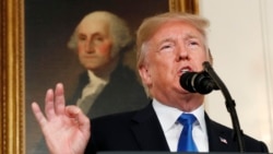 Donald Trump George Washington-un portreti qarşısında çıxış edir