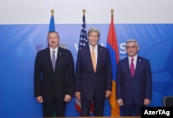 Azərbaycan prezidenti Ilham Əliyev, ABŞ dövlət katibi John Kerry və Ermənistan prezidenti Serzh Sargsyan, 5 sentyabr 2014