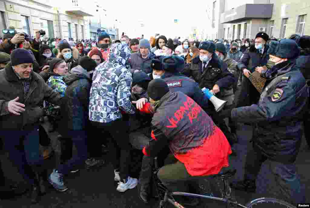 Владивостокта наразылар мен полицейлер арасында текетірес болып жатыр.