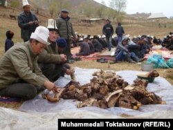 Ойтал ауылындағы той дастарханы басына жиналған қонақтар. Ош облысы, Қырғызстан. (Көрнекі сурет.)