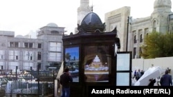 Azerbaijan -- Kiosk in Baku, 18Oct2011