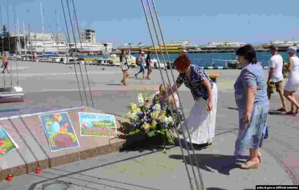 В Ялте горожане возложили цветы в память жертв трагедии в Ницце. 15 июля