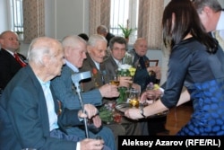 Жеңістің 70 жылдығына арналған медаль алған ардагерлер сусын ішіп отыр. Алматы, 2 сәуір 2015 жыл.