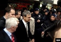 Orhan Pamuk "türklüyün təhqiri" ittihamı ilə məhkəmə çəkilib, İstanbul, 2005