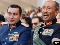 Hosni Mubarak (sol) və Anwar Sadat (sağ)