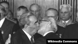 Leonid Brezhnev and Erich Honecker kiss