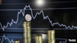 За июль курс рубля к доллару снизился на 8,7%, цена нефти Brent - на 16,5%.