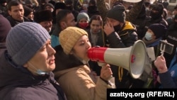 "Oyan, Qazaqstan" қозғалысының белсендісі Әсем Жәпішева дыбыс зорайтқышы арқылы талабын айтып тұр. Алматы, 10 қаңтар 2021 жыл.