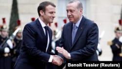 Emmanuel Macron 2018-ci ildə Recep Tayyip Erdoğanı Yelisey sarayında salamlayarkən