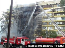 Бензин таситын көліктің апатынан шыққан өрт. Алматы, 27 маусым 2013 жыл. (Көрнекі сурет)