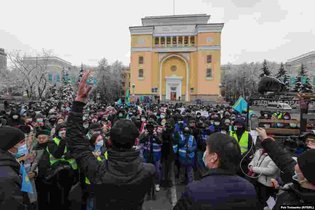 Митингіге шамамен 200 адам жиналды. Адамдар бірнеше сағат бойы саяси реформаны талап ететін ұран айтып, ортаға шығып сөйлегендерді тыңдады.