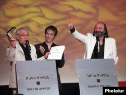 2010-cu ildə "Qızıl Ərik" film festivalının mükafatlarının təqdimetmə mərasimi.