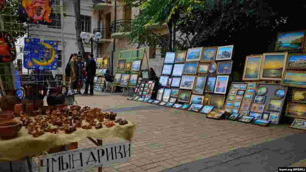 Феодосийские&nbsp;&laquo;чмындрики&raquo;&nbsp;&ndash; миниатюрные авторские фигурки из глины &ndash; продаются на местном вернисаже по 150 рублей