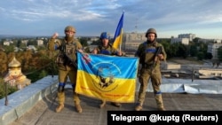 Украинские военные на крыше здания в освобожденном от войск РФ городе Купянске Харьковской области