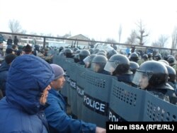 Бурыл ауылында көшеге жиналған тұрғындар мен полиция. Байзақ ауданы, Жамбыл облысы. 17 ақпан 2016 жыл.