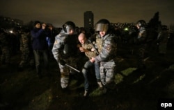 Полиция тәртіпсіздіке қатысқан адамды тұтқындап жатыр. Мәскеу, Бирюлев ауданы, 13 қазан 2013 жыл.