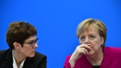 Almaniya kansleri Angela Merkel (sağda) və müdafiə naziri Annegret Kramp-Karrenbauer