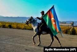 Туын ұстап бара жатқан салт атты әзербайжан сарбазы Армения шекарасының жанында. 10 қараша 2020 жыл.